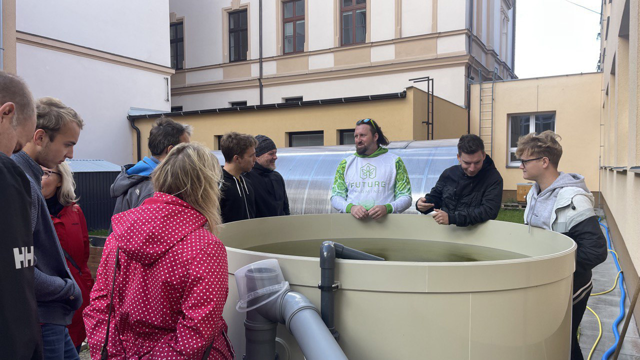 První veřejná prohlídka nové edukační aquaponické farmy na GMK v Bílovci